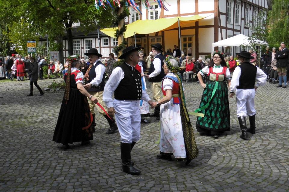 Tanz unterm Maibaum in Halle/Westf.